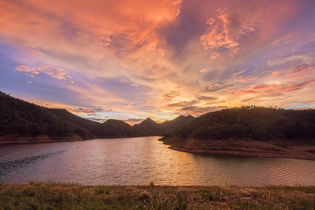 美丽的七彩夕阳