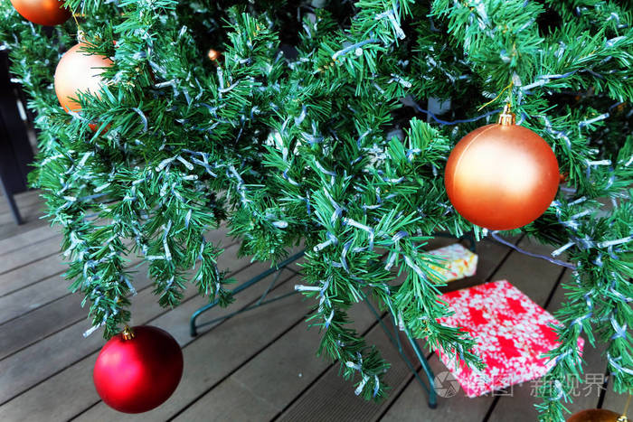 特写装饰挂在圣诞树背景上的球,非常适合任何用途.