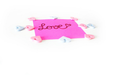 粉红色纸棒笔记与爱的文字写在白色背景上，伟大的任何用途。