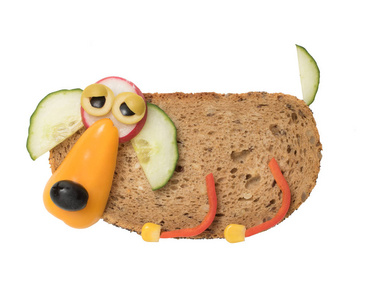 用面包和蔬菜做成的滑稽狗