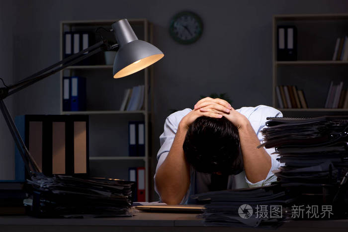 年轻的生意人加班工作到深夜