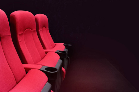 在礼堂或电影院里清空新的红色座椅