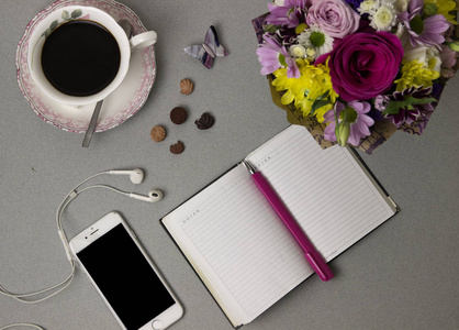 一杯咖啡, 一束鲜花, 一本日记, 一部电话