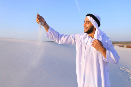 在晴朗的夏天下午沙漠的穆斯林男子的画像