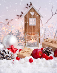 圣诞装饰品, 装饰球, 玩具屋和雪地上的蜡烛