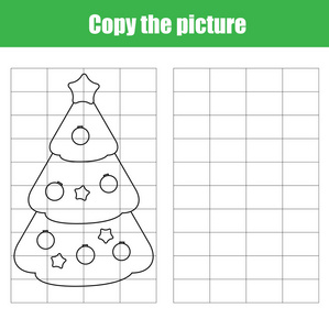 网格复制工作表。教育儿童游戏。可打印的儿童活动表与新年树。复制图片
