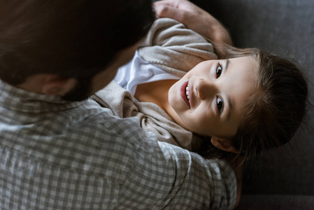 父亲和女儿的拥抱图片