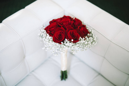 白色沙发上的玫瑰花婚礼花束