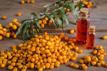 木桌沙棘油两瓶照片