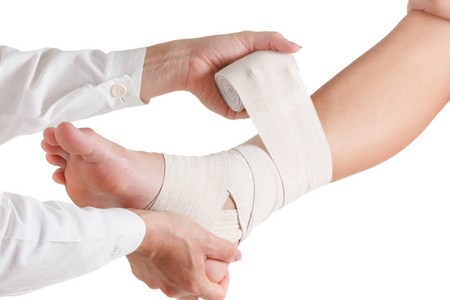 弹性支持骨科绷带,压缩稳定剂脚踝上白色孤立照片