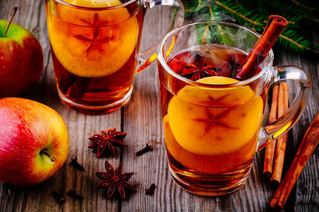 自制热研磨苹果酒配肉桂棒热苹果酒将制成热饮葡萄酒热的喝和柑橘属