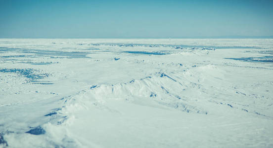 贝加尔湖。 西伯利亚的冬季景观。 冰冰冰