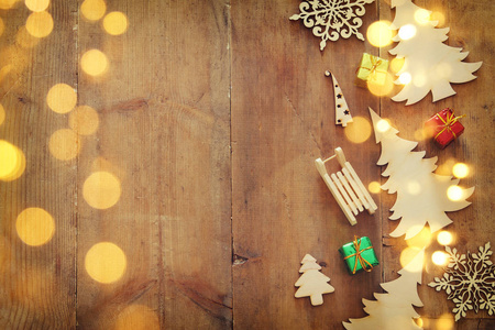 在木制背景上的圣诞节日装饰品的顶部视图图像。平躺