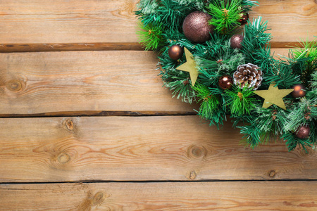 假日新年概念。 圣诞门花环与节日装饰在一个舒适的木制背景。 平躺式俯视图