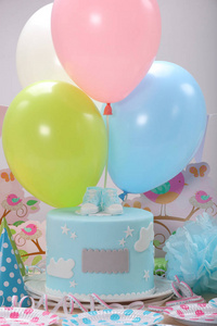 用蓝色的蛋糕和气球的生日聚会