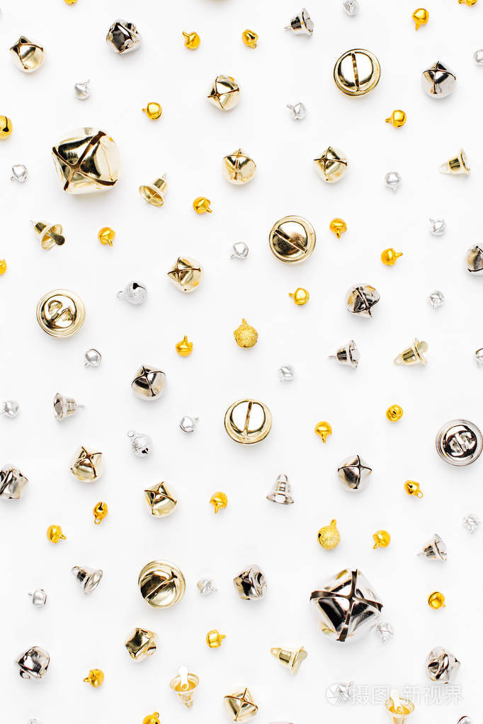 白色背景圣诞概念上的金色和银色铃铛