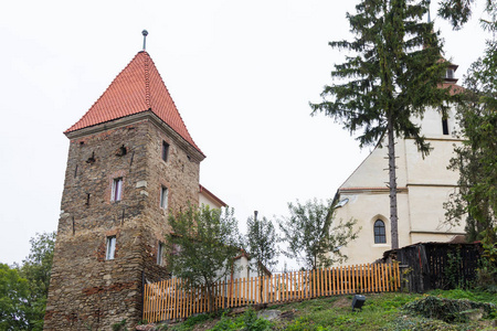 屋顶塔站立在协议的教会附近 St. 尼古拉斯 在城堡在老城市。Sighisoara 城市在罗马尼亚