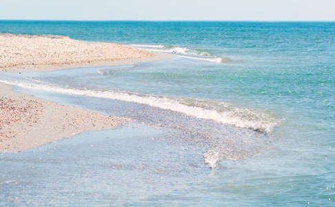 海浪的海岸。 平行波浪线