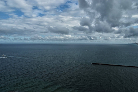 在美国有蓝色海洋或海水的海景