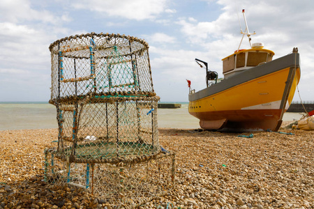 螃蟹诱捕器被称为赶往岸边的一盆 fishingboat