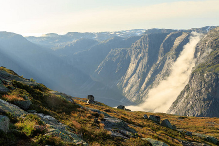 挪威山的风景在轨道到 Trolltunga