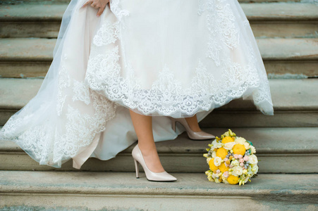 美丽的新娘带着婚礼花束图片