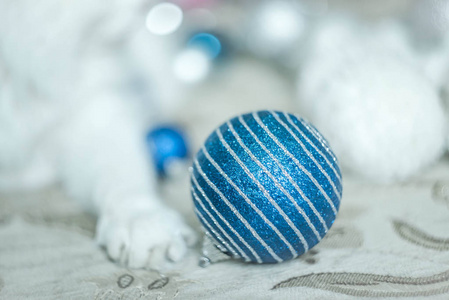 蓝色圣诞球和银色