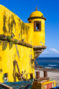 在丰沙尔的黄色堡垒, 马德拉岛