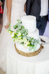 很大的结婚蛋糕。 新娘和新郎切割