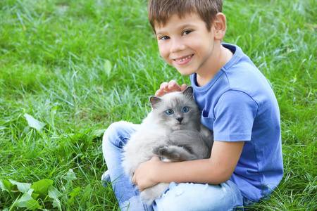 小男孩与毛茸茸的猫