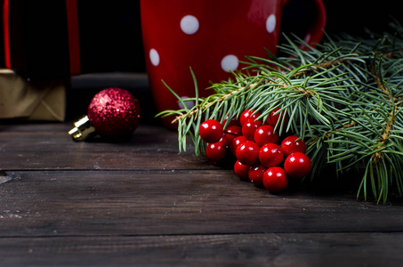 冷杉树枝, 冰冻红莓和圣诞装饰