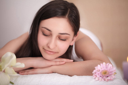 按摩在美容院 spa 的过程.身体护理照片