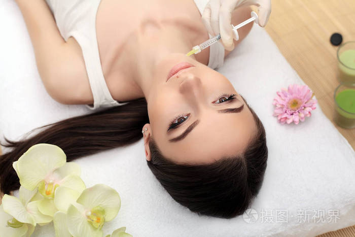 整形手术.美丽的女人脸美容打针