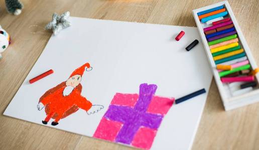 圣诞老人和礼物的儿童粉彩画