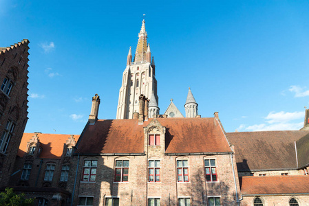 中世纪教堂，我们的女士在布鲁日晴天比利时。