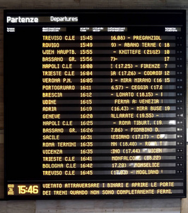 火车时刻表与意大利标志和到达驻地