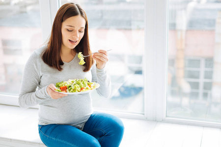 有吸引力的孕妇享受健康膳食图片
