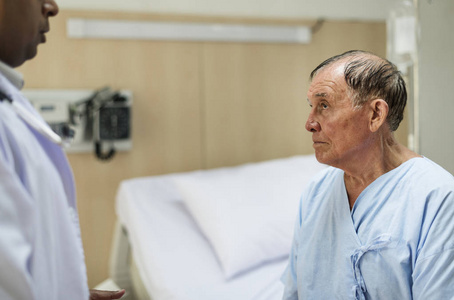 一位生病的老人住在医院，照片原件