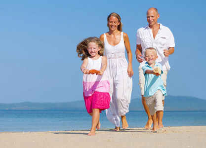 白种人家庭享受海滩概念原始照片