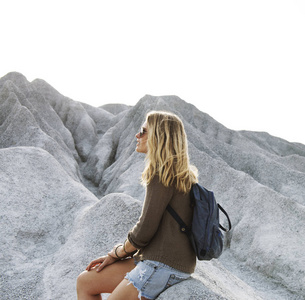 女人在岩石上徒步旅行休息
