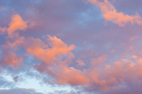 纹理背景图案。 天空在日落黎明。 彩色云，红色，深蓝色，橙色，彩色。 浪漫的粉彩天空在黄昏。 天空充满活力，充满戏剧性和表现力的