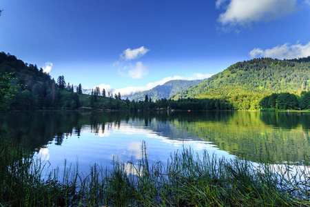 卡拉戈黑湖景观景观，这是一个受游客欢迎的目的地，露营者和旅行者在东部黑海avsatartvin火鸡。