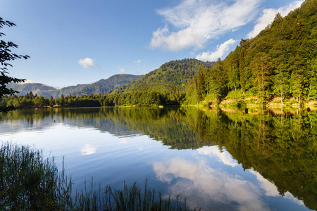 卡拉戈黑湖景观景观，这是一个受游客欢迎的目的地，露营者和旅行者在东部黑海avsatartvin火鸡。