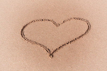 在黄沙海滩上画一颗心
