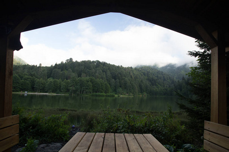 卡拉戈黑湖景观景观，这是一个受游客欢迎的目的地，露营者和旅行者在东部黑海avsatartvin火鸡。