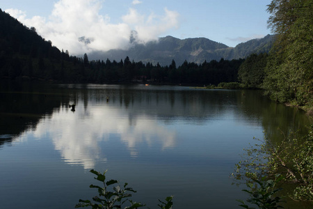 卡拉戈黑湖景观景观，这是一个受游客欢迎的目的地，露营者和旅行者在东部黑海avsatartvin火鸡。