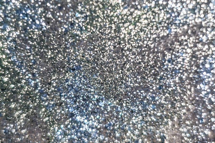 纹理明亮的银色闪光设计,闪闪发光的灰尘模糊