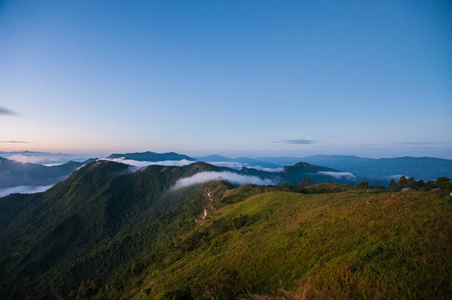 泰国福池山雾蒙蒙图片