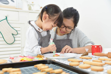 亚洲孩子和年轻母亲装饰饼干