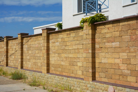 击剑黄色背景美丽的 coquina, 雪莱石灰石围墙墙照片